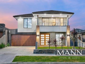 Warm Welcoming Family Home in Top Location!