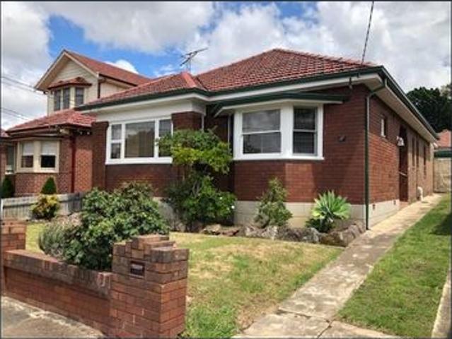 WELCOMING SPACIOUS FAMILY HOME IN SUPER CENTRAL LOCATION