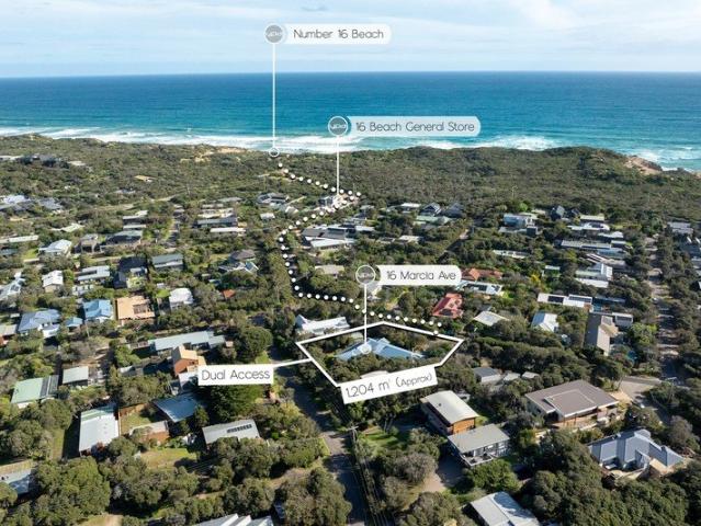Warm & Welcoming Family Retreat Just 400m from 16th Beach