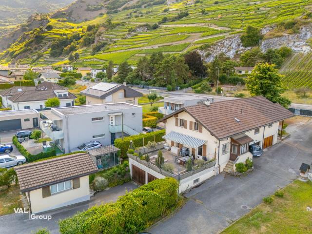 Warmes Haus mit Garten, Doppelgarage und Anbau