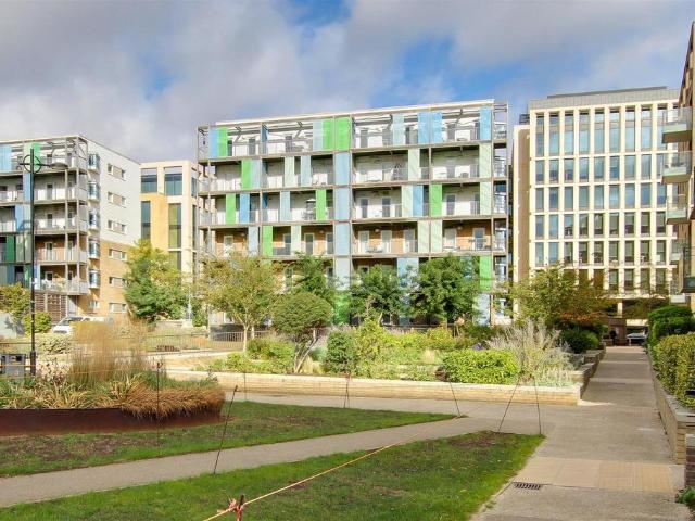 Warren Close, Cambridge CB2 2 bed penthouse to rent £1,875 pcm £433 pw