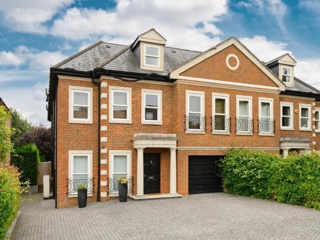 Warren Close, Esher, Surrey, KT10 5 bed detached house to rent £9,900 pcm £2,285 pw