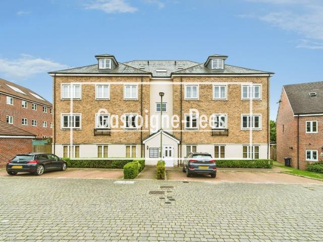 Warren Close, Farnham GU9, 2 bed flat to rent, £1,500 pcm | PrimeLocation