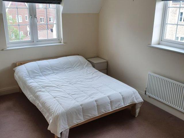 Warren Close, Farnham, Surrey GU9, 2 bed shared accommodation to rent, £676 pppm | PrimeLocation
