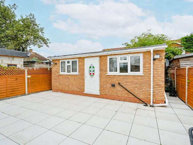 Warren Drive South, Surbiton, Surrey KT5, Surbiton, 1 bed flat to rent, £1,700 pcm | PrimeLocation