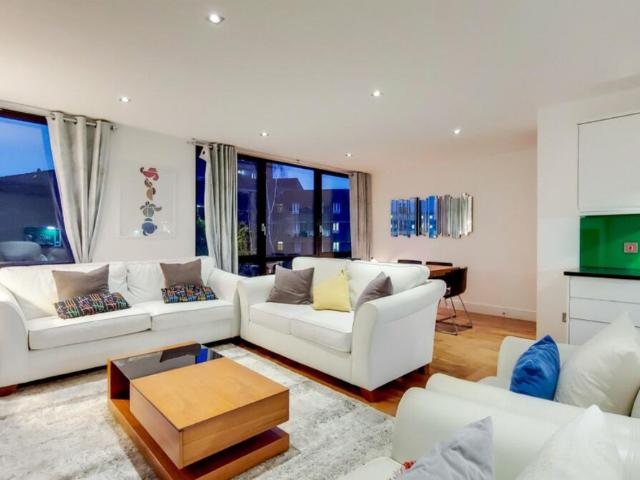 Warren Street Executive Two Bedroom Has an Apartment