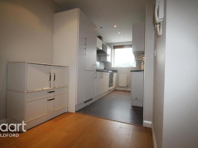 Warren Road, Guildford 3 bed maisonette to rent £2,095 pcm £483 pw