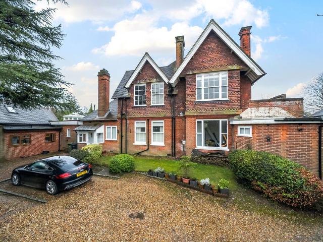 Warren Road, Guildford GU1, 2 bed flat to rent, £1,600 pcm | PrimeLocation