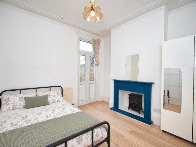 Warren Road, Leyton, London, E10 1 bed in a house share to rent £850 pcm £196 pw