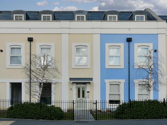 Warren Road, Reigate 2 bed apartment to rent £1,750 pcm £404 pw