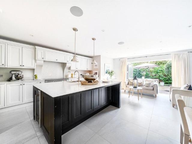 Warrens End, Rowtown, Addlestone, KT15 4 bed semi detached house to rent £4,500 pcm £1,038 pw