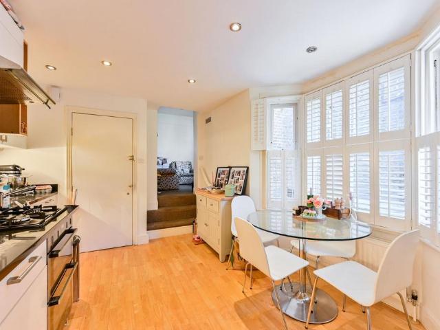 Warriner Gardens, Battersea, London. 2 bed flat to rent £2,500 pcm £577 pw