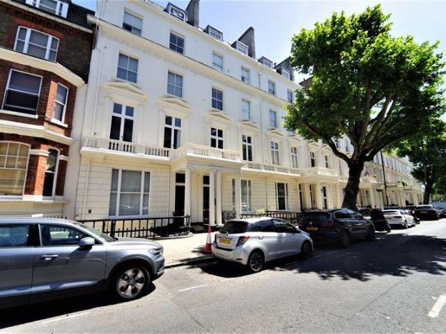 Warrington Crescent LIFT & Communal. 1 bed apartment to rent £2,500 pcm £577 pw