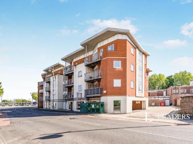 Warrior Court, Gosport, PO12 2 bed flat to rent £1,050 pcm £242 pw
