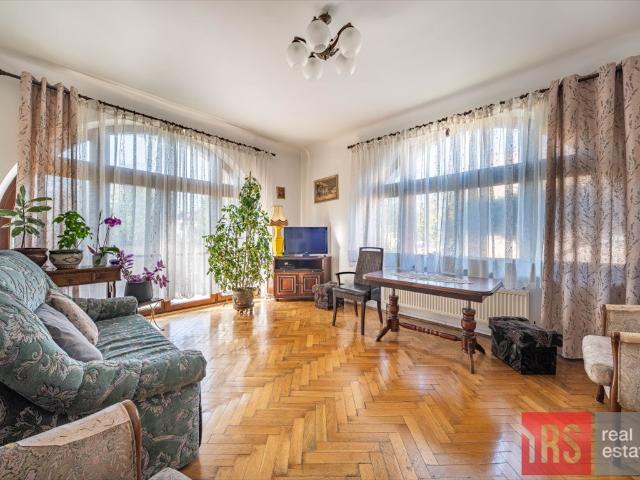 Zapraszam do obejrzenia przestronnego domu 375 m² z 4 mieszkaniami i garażami