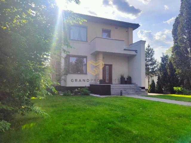 Polecam nowoczesną willę z basenem, garażem na 4 auta i SPA