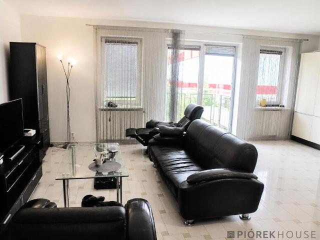 Do sprzedania przestronne 80 m² mieszkanie z balkonem w Warszawie