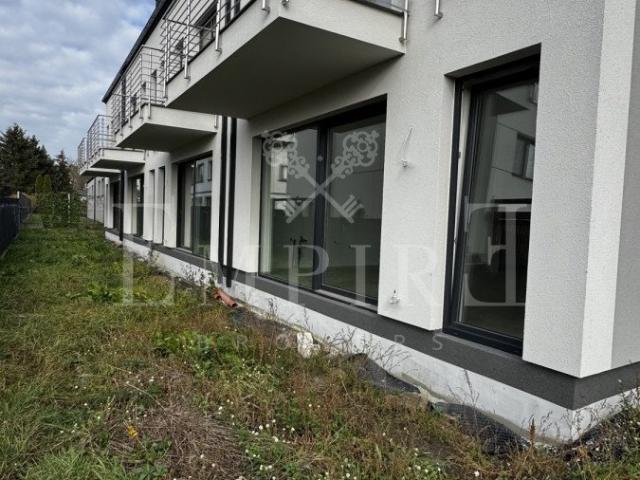 Zapraszam do obejrzenia nowoczesnego bliźniaka z garażem i ogrodem