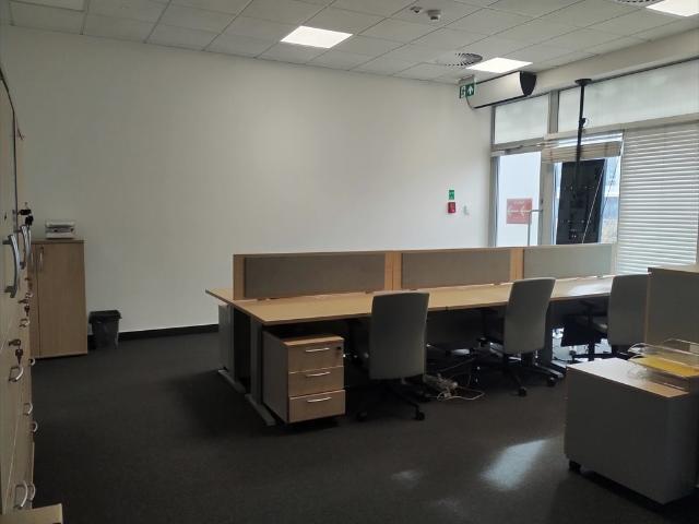Na wynajem przestronny magazyn 258 m² z rampą i windą w Łodzi