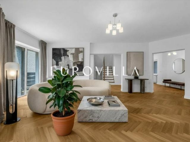 Polecam przestronny segment 344 m² po remoncie z ogrodem i garażem