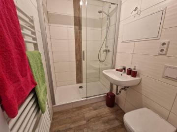 Was will man mehr? renovierte Wohnung mit brandneuem Bad