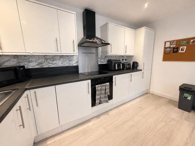 Washway Road, Sale M33, 2 bed flat to rent, £1,200 pcm | PrimeLocation