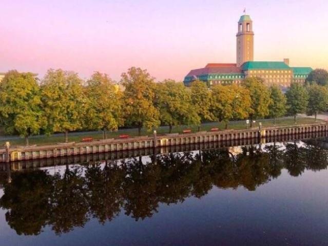 Wasserblick & Balkon, hochwertig sanierte 2,5 Zi. Wohnung nähe ICE und S Bahnhof, Parkplatz, Privatsphäre