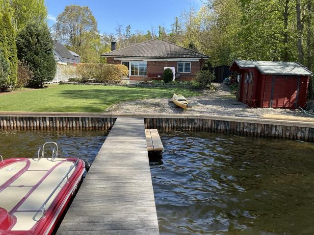 Wassergrundstück mit Bungalow und eigenen Bootssteg