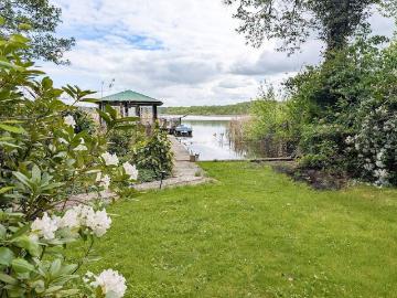 Wassergrundstück mit Einfamilienhaus, Gartenhaus und Bootssteg Erbbaurecht