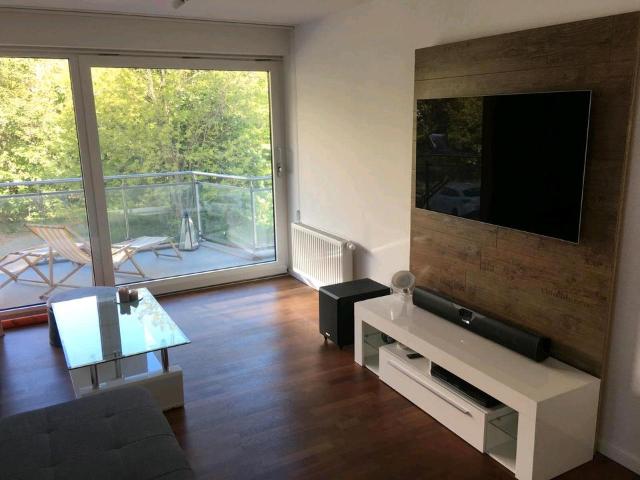 Wassernahe 3 Zimmer Wohnung mit großem Balkon in grünem Umfeld