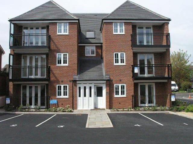 Watts Drive, Shepshed, LE12 9UR 2 bed flat to rent £825 pcm £190 pw