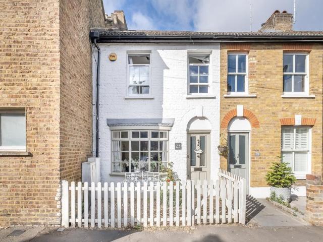 Watts Lane, Teddington, TW11 3 bed cottage to rent £2,750 pcm £635 pw