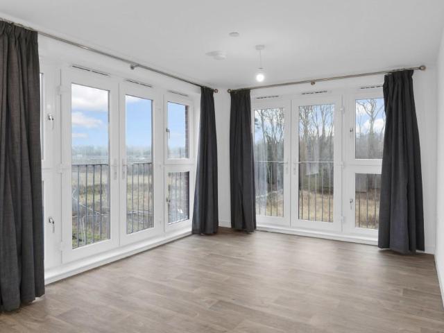 Watanabe Cruik, South Queensferry. 2 bed flat to rent £1,250 pcm £288 pw