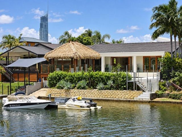 Water View Family Home in a Fantastic Location