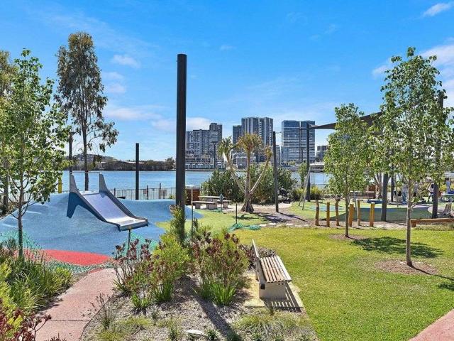 Water View Stylish & Bright Two Bedroom Apartment