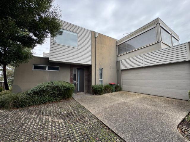 Water Views Upstairs, Quiet Comfort Downstairs Stunning 3 Bed Gem