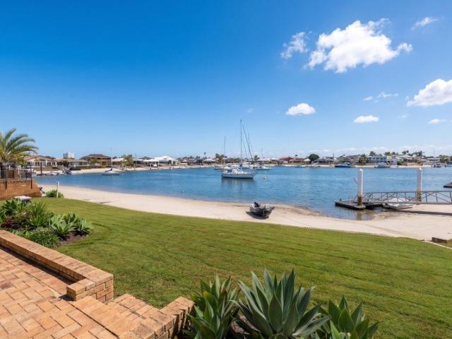 Water Views. Boutique Complex of Eight
