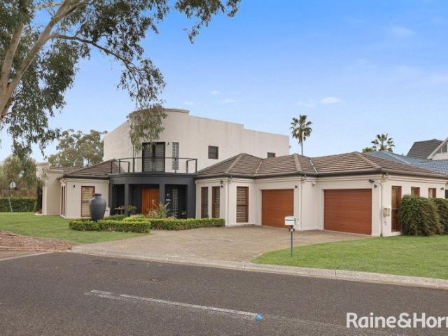 WATER VIEWS | GOLF COURSE OUTLOOK | EXCEPTIONAL FAMILY LIVING