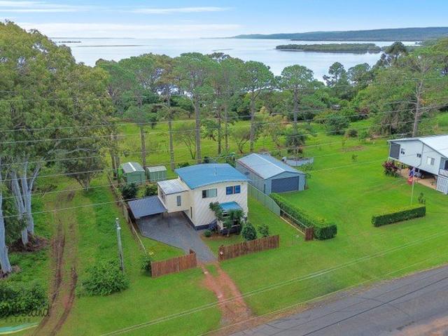 Water Views, Privacy & Flexible Family Space on Canaipa Point!