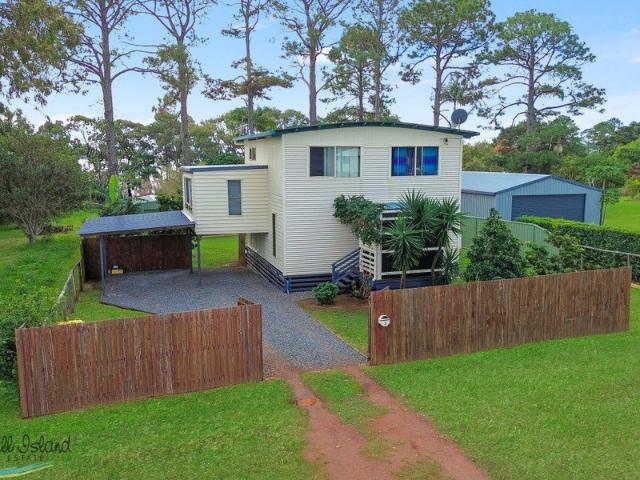 Water Views, Privacy & Flexible Family Space on Canaipa Point!