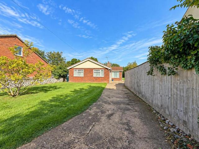 Water End Lane, Beeston 3 bed detached bungalow to rent £1,350 pcm £312 pw