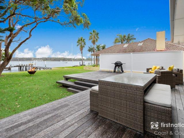 Water Front Home in Shoalhaven Heads Your Perfect Retreat Awaits!