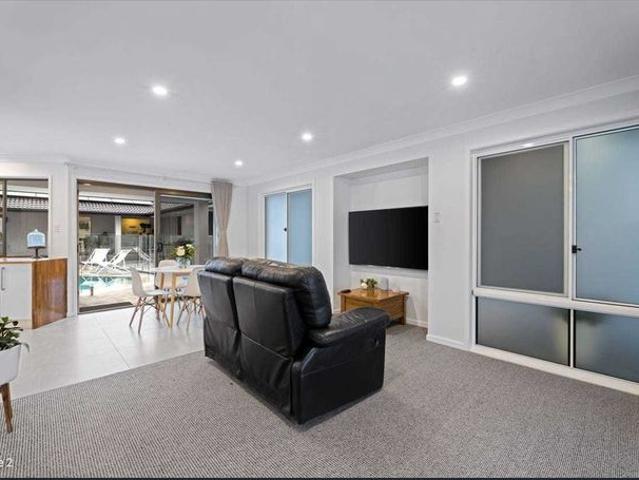 Water front modern house in Broadbeach Waters