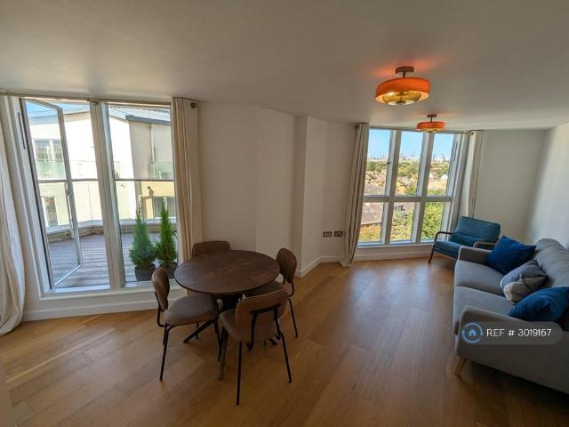 Water Gardens Square, London, SE16 2 bed flat to rent £2,700 pcm £623 pw