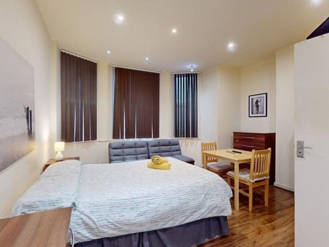 Water Included Beautiful Studio in Willesden Green