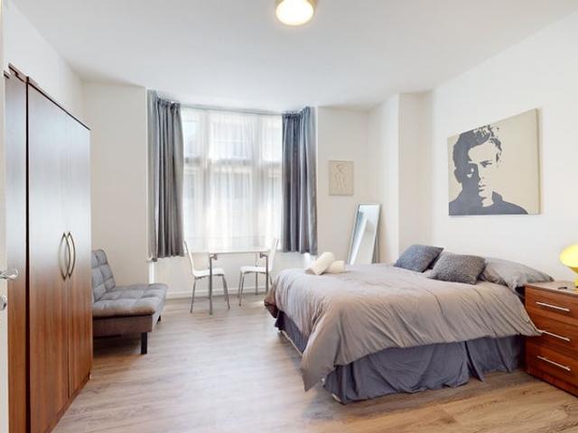 Water Included Luxury Studio in Willesden Green