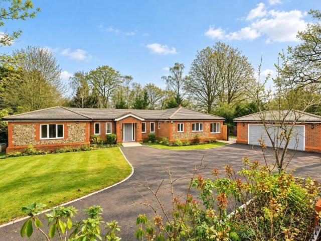 Water Lane, Godstone RH9 4 bed detached bungalow to rent £4,000 pcm £923 pw