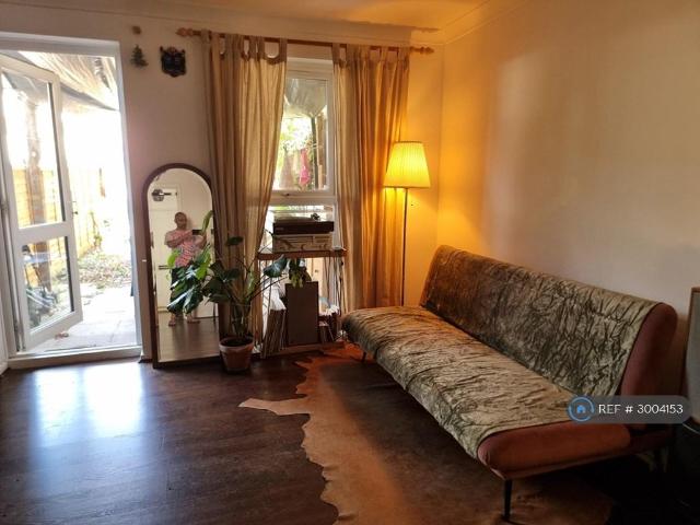 Water Lane, London, SE14 1 bed in a house share to rent £1,100 pcm £254 pw