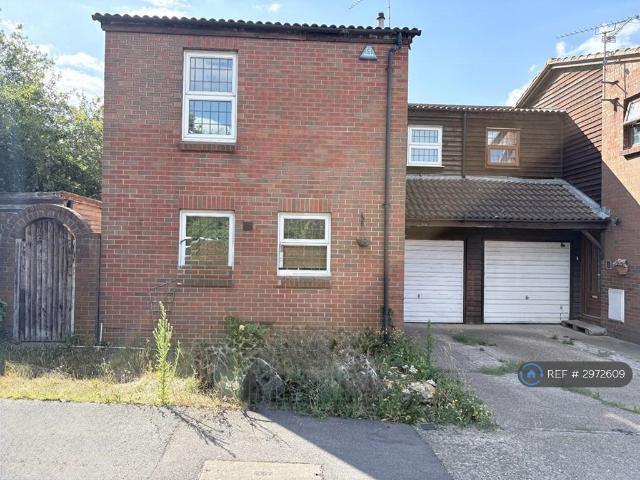 Water Lane, Purfleet, RM19 4 bed semi detached house to rent £2,300 pcm £531 pw