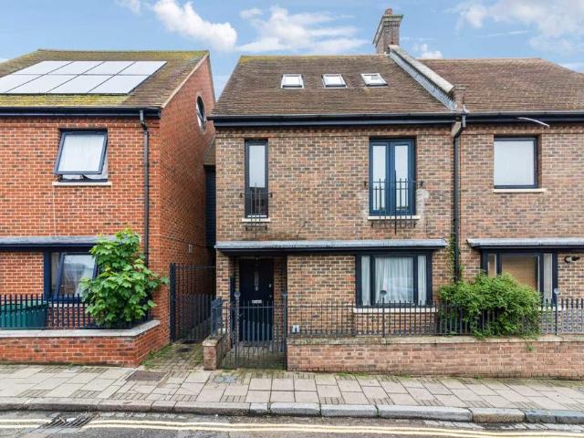 Water Lane, Twickenham TW1 2 bed flat to rent £2,350 pcm £542 pw